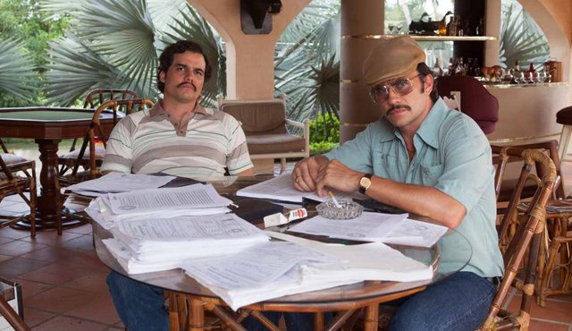 En esta imagen el actor personifica a Gustavo Gaviria (derecha). Internet