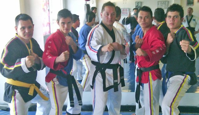 Vicente Prada (izq) Yeison Marín, Jeffer Torres (academia de Bogotá), Fernando Silva y Duván Caballero, son los cucuteños que quieren hacer historia en las artes marciales del departamento. Cortesía