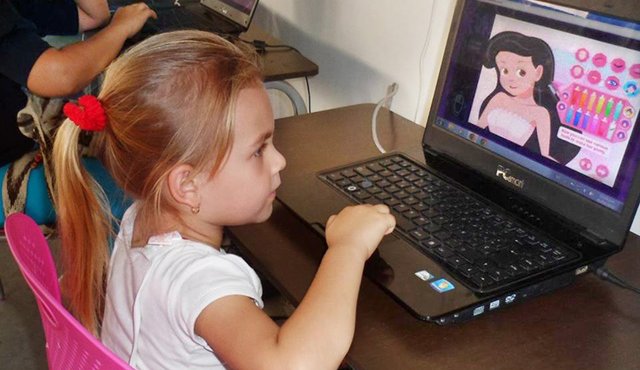 Los niños se divierten en los talleres y aprenden a manejar computadoras. Daicy Echeverri
