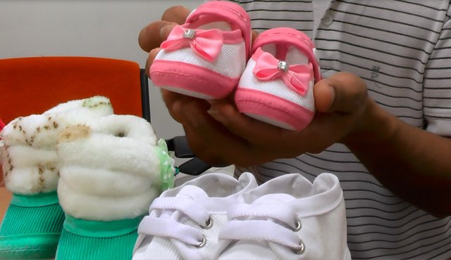 Junto con su esposa, el reintegrado diseña y confecciona zapatos para bebés, gracias al proceso de reintegración. La Opinión