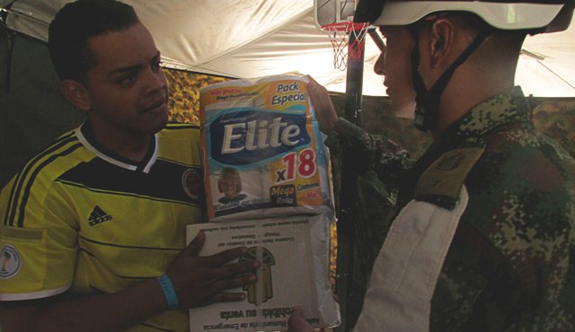 Los soldados entregaron mercados con alimentos básicos y kits de aseo. Ejército Nacional