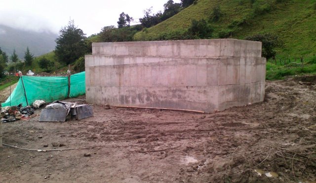 Las obras de cimentación están listas para dar inicio a la instalación del puente metálico. El puente metálico fue traído de Bogotá. Inicialmente se había acordado instalar uno de propiedad del Ejército. Cortesía