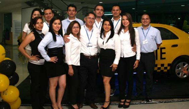 En la foto aparece Jorge Franco, director agencia de Codisel, acompañado de su equipo de trabajo. La Opinión