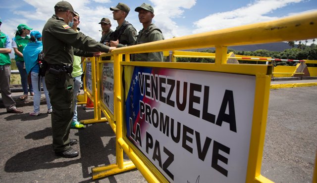 Tras un mes de la crisis fronteriza, luego de las medidas del gobierno venezolano, Santos y Maduro se encontraron en Quito. Archivo