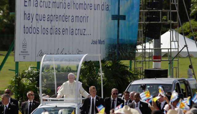 Francisco viajó en su 'Papamóvil' a la Plaza de la Revolución para celebrar la misa, en Holguín. La cartelera en el fondo cuenta con una cita de la independencia héroe de Cuba José Martí. AFP