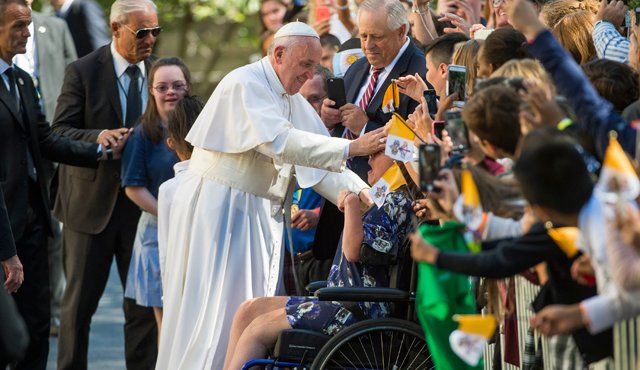 El Papa rompió, una vez más, las medidas de seguridad para saludar a una mujer en silla de ruedas en Washington. AFP