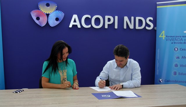 Augusto Posada Sánchez, presidente del Fondo Nacional del Ahorro (FNA), y Ana Lucía Jaimes, representante legal de Acopi, firmaron ayer el convenio que otorga beneficios en créditos hipotecarios a los trabajadores de las empresas afiliadas. Cortesía
