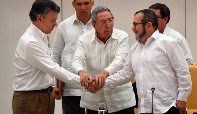 El presidente Juan Manuel Santos y ‘Timochenko’ viajaron a La Habana para anunciar el acuerdo alcanzado en medio del proceso de paz. AFP