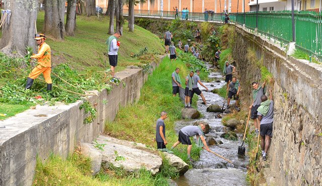Soldados e integrantes de la Defensa Civil trabajaron en conjunto para limpiar el río Pamplonita. Cortesía
