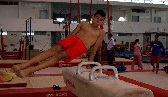 Jefferson Medina podrá ir al Sudamericano de Gimnasia Artística de Argentina, gracias a la contribución de una persona que le costeó su pasaje y el de Angie Rincón. Mario Caicedo