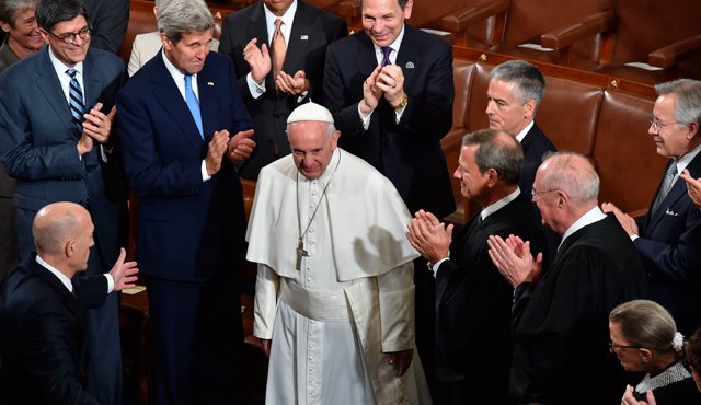 Francisco se convirtió en el primer líder de la Iglesia católica Romana en estar en una sesión conjunta del Congreso, incluyendo más de 500 legisladores, magistrados de la Corte Suprema y altos funcionarios del gobierno, incluyendo el vicepresidente Joe Biden y el secretario de Estado John Kerry. AFP
