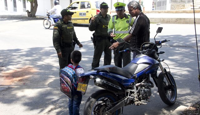 En las afueras del maegacolegio del barrio Aniversario, se cumplieron los controles contra los infractores. Luis Alfredo Estévez