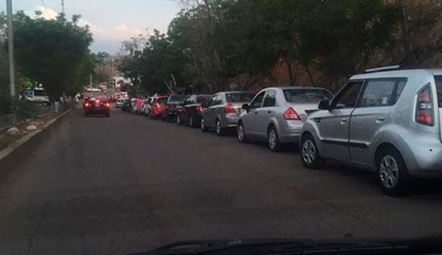 Colas para abastecer los vehículos en Cúcuta. Twitter