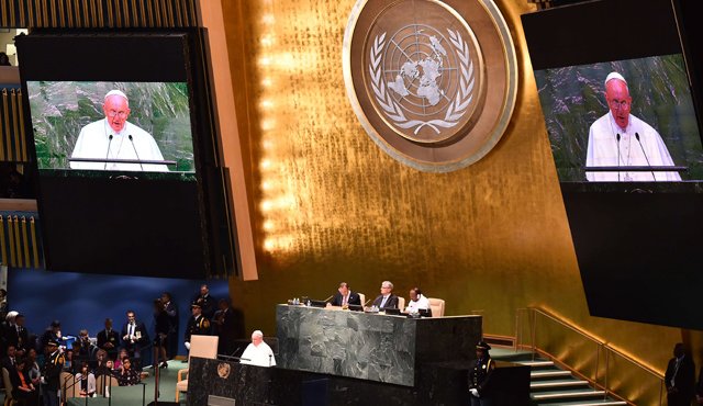 El papa, en la ONU, criticó que algunos busquen “promover una colonización ideológica a través de la imposición de modelos y estilos de vida anómalos, extraños a la identidad de los pueblos y, en último término, irresponsables”. AFP