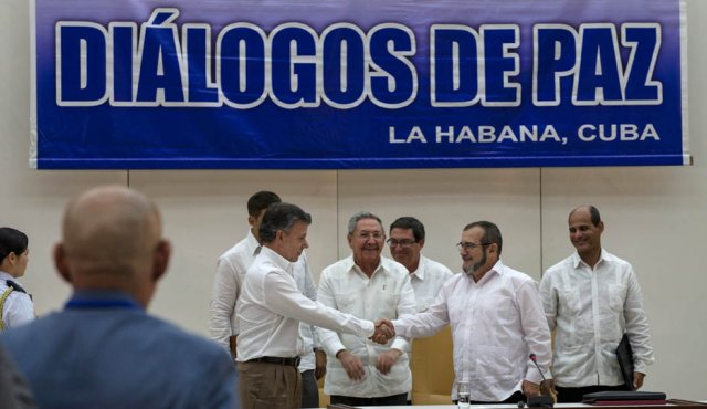 Juan Manuel Santos, presidente de Colombia; Raúl Castro, presidente de Cuba, y Rodrigo Londoño, alias Timochenko, jefe de las Farc. AFP