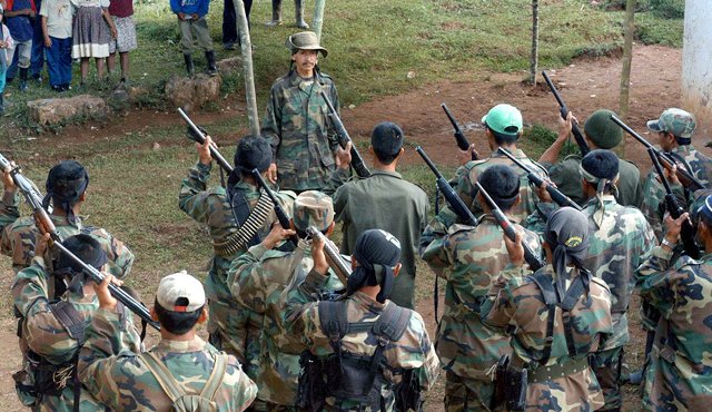 Procesos como la entrega de armas son distintos, pues mientras las Farc lo harán 60 días después del plazo final, las Auc hicieron varias entregas y desmovilizaciones. Colprensa