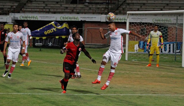 Aunque el Cúcuta se encuentra lejos de la orilla para salvar la categoría, anoche en una aceptable presentación derrotó a Uniautónoma 2-1, en estadio General Santander. Mario Caicedo