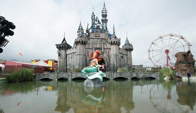 La exposición artística Dismaland hace una parodia de la cultura de consumo y el capitalismo. Internet