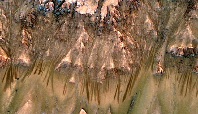 Las líneas descendientes serían marcaas de agua sobre Marte. Nasa
