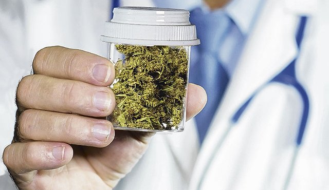 Las presentaciones más frecuentes son ungüentos, aceites y gotas para ingerir. El País