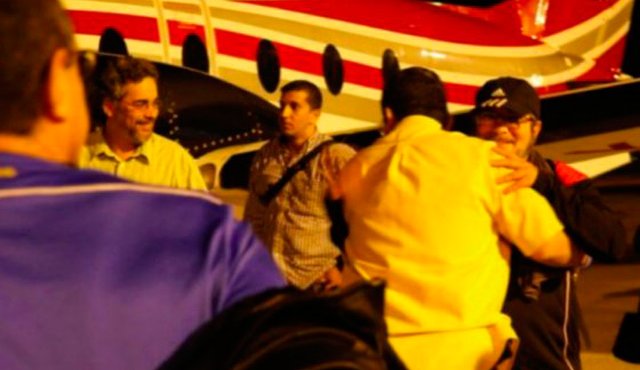 ‘Timochenko’ viajó a La Habana en un avión de la estatal petrolera Pdvsa. Así fue su recibiento en Cuba, tras bajarse de la aeronave. Internet