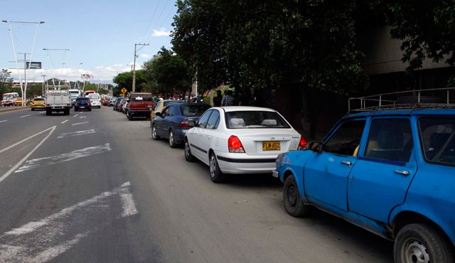 Se espera que con el aumento las filas para abastecerse de gasolina se reduzcan, pues son una de las mayores críticas con la crisis. Archivo