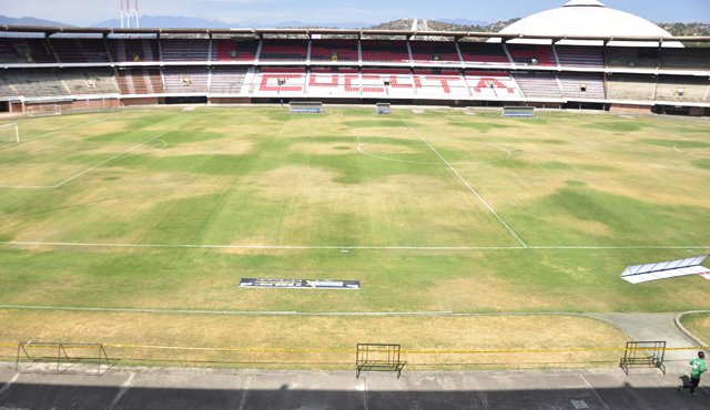 Una semana se tiene como plazo el Imrd para que haya un cambio en el color de la grama del estadio General Santander. Edinsson Figueroa