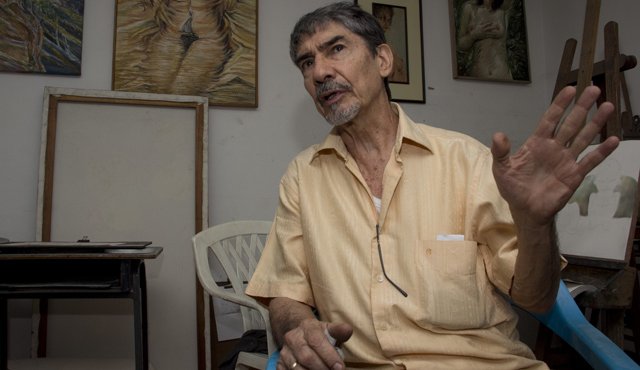 En su taller dejaba que la imaginación volará para crear sus cuadros. Archivo