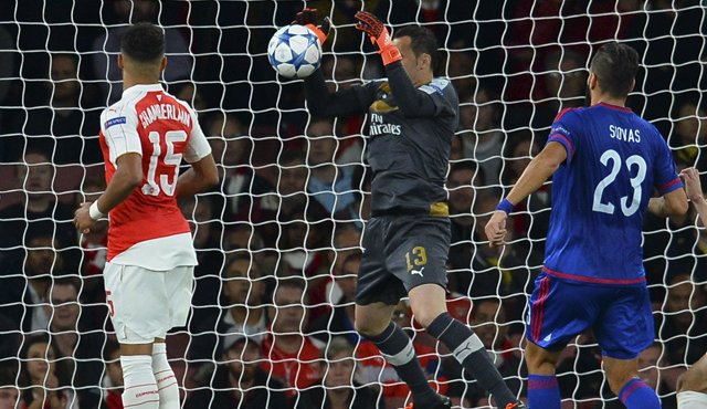 David Ospina cometió un error en el área que le costó un gol en el juego frente al Olympiakos. AFP