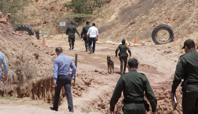 La policía arribó al lugar para verificar la zona de la explosión. Cristian Herrera
