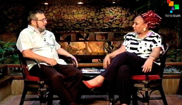 La exsenadora colombiana en una entrevista especial con el jefe máximo de las Farc, para Telesur. Captura de video