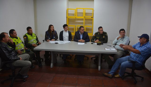 El alcalde Carlos Bustos (centro), se reunió con la Policía y administradores de las estaciones de servicio para tomar las medidas que permitan frenar el acaparamiento de combustible. Roberto Ospino