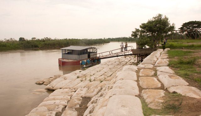 La barcaza desde la que se extrae el agua debería estar flotando y hoy está encallada. Aunque ayer llovió, el agua no supera un metro 50 de profundidad. Luis Alfredo Estévez