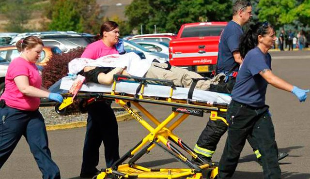 Las autoridades trasladan a una víctima de los disparos, después de que un hombre armado abrió fuego en Umpqua Community College en Roseburg, Oregon, este jueves. AFP