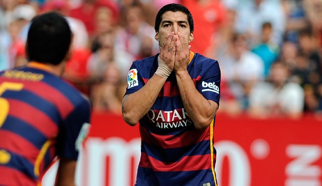 El delantero uruguayo de Barcelona, Luis Suárez, gesticula durante el partido de fútbol de la Liga española contra Sevilla FC. AFP
