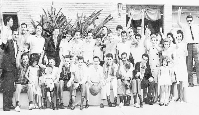 De izquierda a derecha: José del Carmen Petit, Marcos Joves, Ignacio ‘Flaco’ Joves, Jorge ‘Barba Roja’ Niño, Jorge Sánchez, Darío Pinzón, Carlos Soto, Felix David Rueda, Carlos ‘Perica’ Pérez, Francisco ‘Kico’ Blanco, Humberto Villamizar, Oscar Monsalve, Inés Joves. Sentados: Jorge Peña, Roque Peñalosa, Carlos Figueredo, Manuel Díaz Quintero, presidente de la Liga de Baloncesto; Juan José Lamk, Lauro Rodríguez y Carlos Niño, entre otros. Archivo