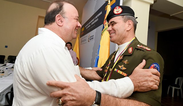 El ministro de Defensa de Colombia, Luis Carlos Villegas, saluda a su homólogo venezolano, general Vladimir Padrino, durante la Reunión de Seguridad y Defensa Binacional en Santa Marta. AFP