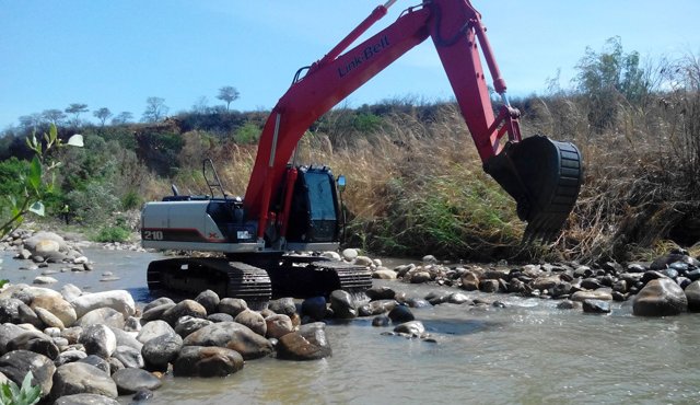 A esta hora se destruye el cuarto trincho en el río Pamplonita. Jean Javier García