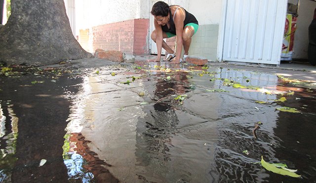 A pesar de la grave sequía las autoridades aún esperan superar el bajo caudal del río Pamplonita destruyendo trinchos, sin embargo, en la ciudad las autoridades siguen siendo permisivas frente al derroche de agua. Jean Javier García