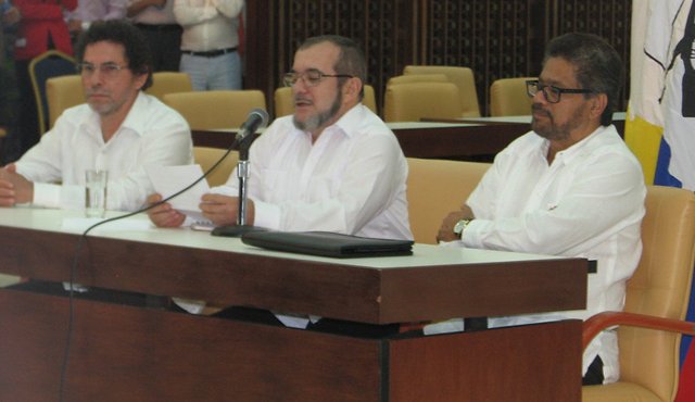 Rodrigo Londoño, alias 'Timochenko', junto a 'Pastor Alape' (D) e 'Iván Márquez'. Archivo