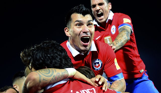 Gary Medel celebra el gol de Eduardo Vargas. AFP