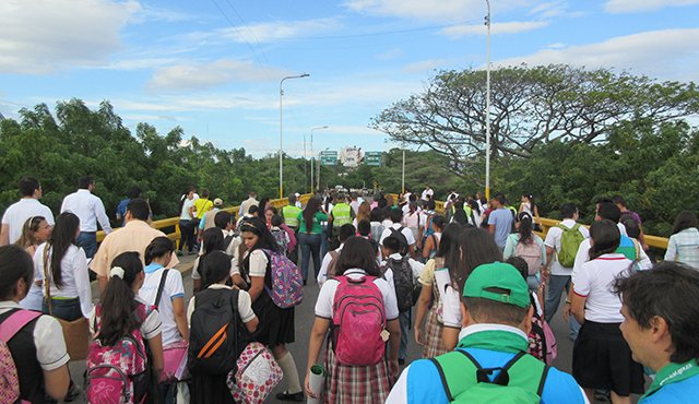 Unos 1.400 niños que viven en Pedro María Ureña cruzan todos los días el puente Francisco de Paula Santander. Jean Javier García
