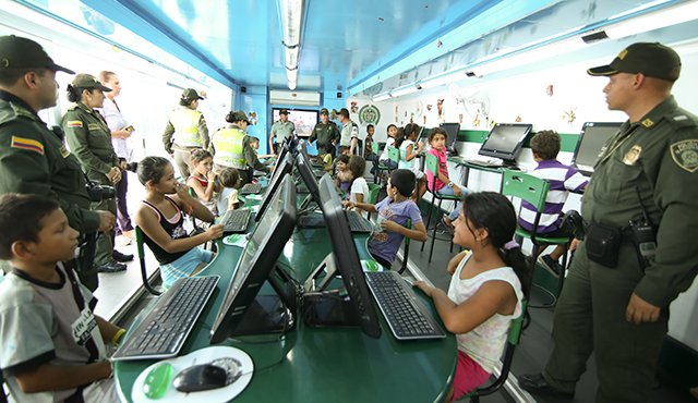 Al interior de un bus interactivo los niños recibieron charlas sobre aprovechamiento del tiempo libre. Obando