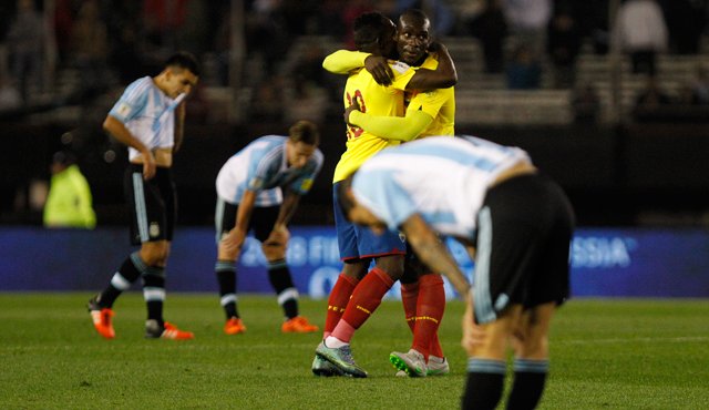 Segundo Castillo y Walter Ayoví, de Ecuador, se abrazan al final del partido ante Argentina. AFP