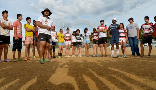 William León le habla a sus jugadores de rugby. AFP