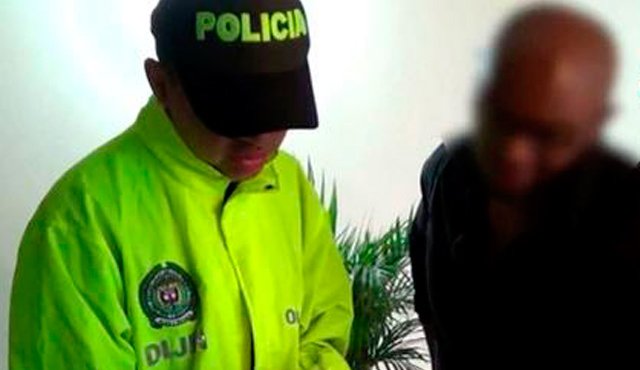 El africano Samuai Prince Siachi, de 40 años, y seis colombianos fueron capturados durante el operativo policial. Twitter @PoliciaColombia