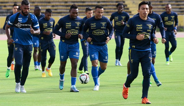 Los ecuatorianos tuvieron una sesión de entrenamiento en el estadio Olímpico Atahualpa, en Quito, este domingo. AFP