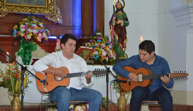 El dueto de César Castro y Jorge Fidoly Ramón, participaron en la presentación del festival de Pamplonita. Roberto Ospino