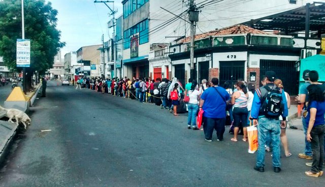 Interminable parece la espera de ciudadanos en cercanías a la aduana, en San Antonio del Táchira, para pasar a Colombia. Eilyn Cardozo