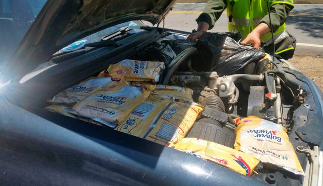 Parte de la leche iba camuflada en el capó de una camioneta. Policía Nacional